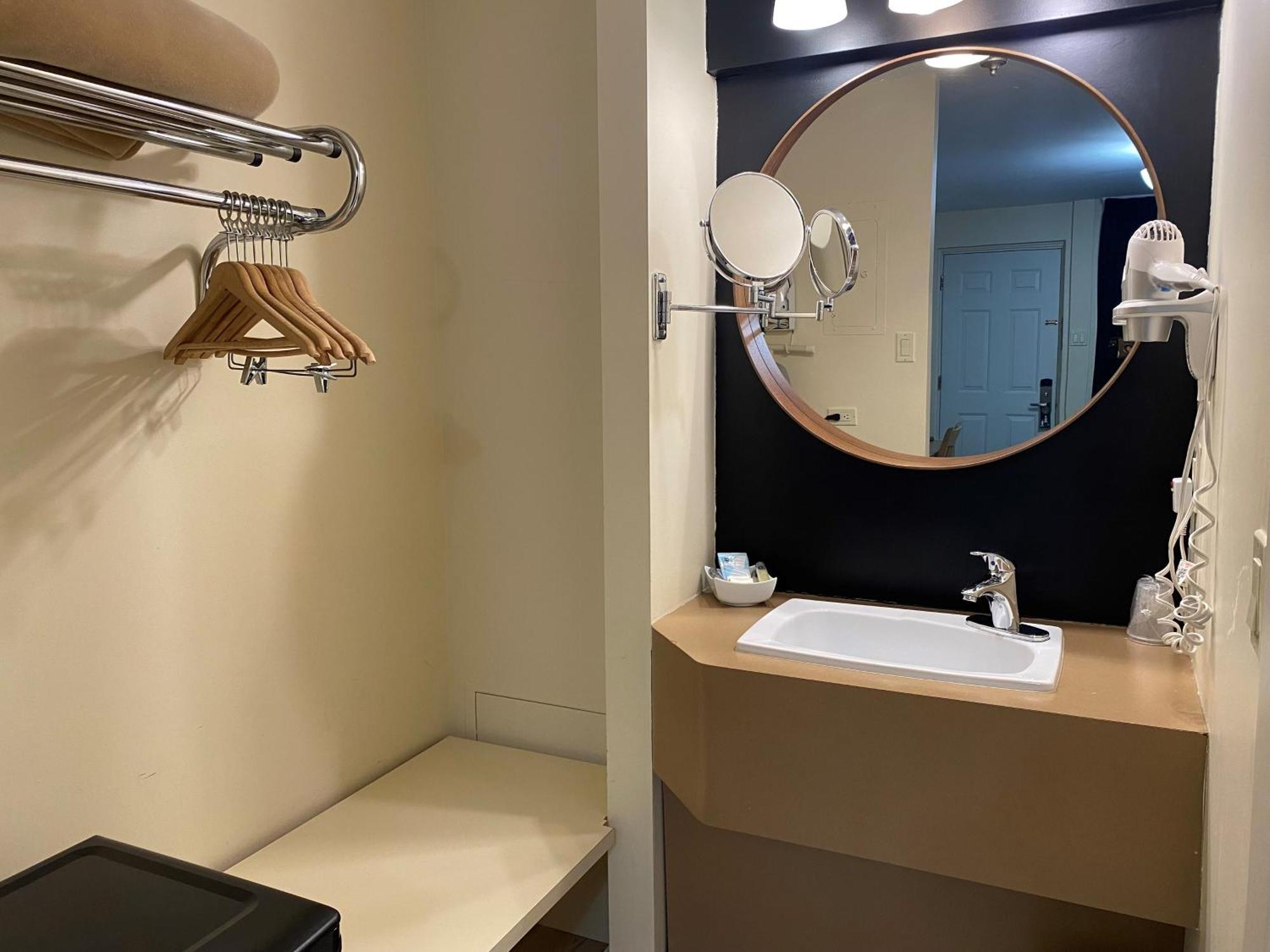 Hotel Centre-Ville Монмани Екстериор снимка